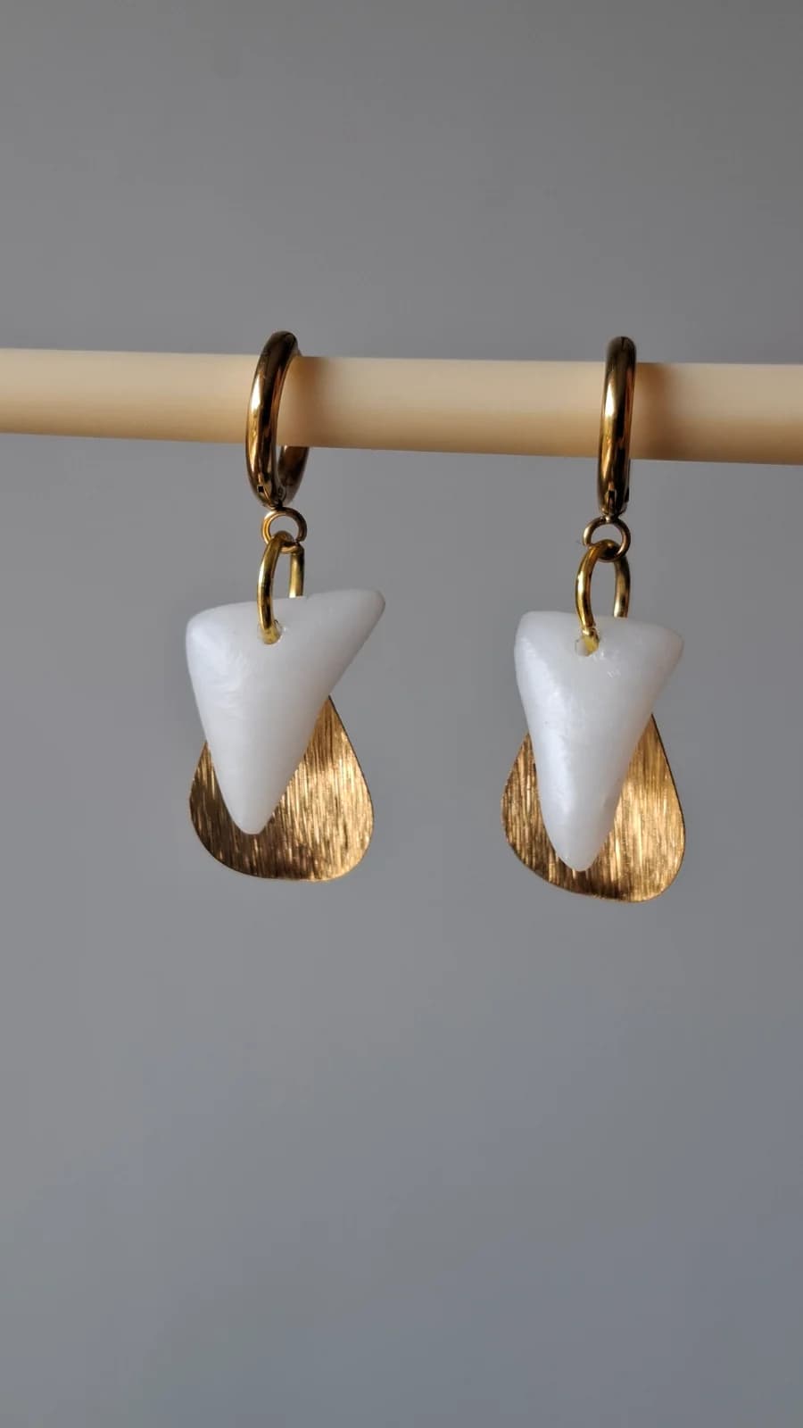 Boucles d'oreilles pendantes en verre blanc et pampilles suspendues à une tige en bois
