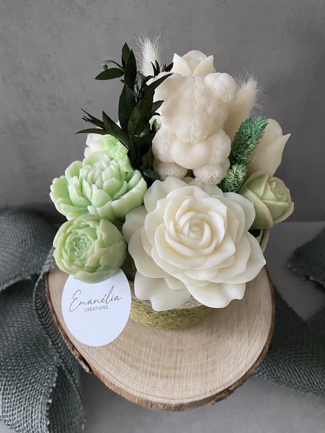 Bouquet de fondants parfumés blancs et vert clair avec ourson et roses dans un pot tressé