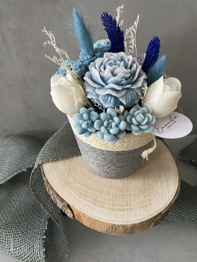 Vue d'ensemble du bouquet décoratif aux fleurs sculptées bleues et blanches sur socle en bois