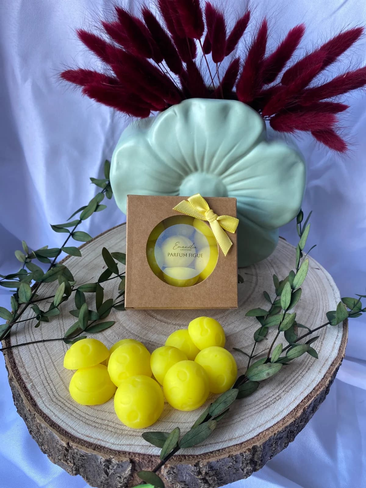 Coffret kraft et fondants parfumés smiley jaunes présentés sur un rondin de bois décoré